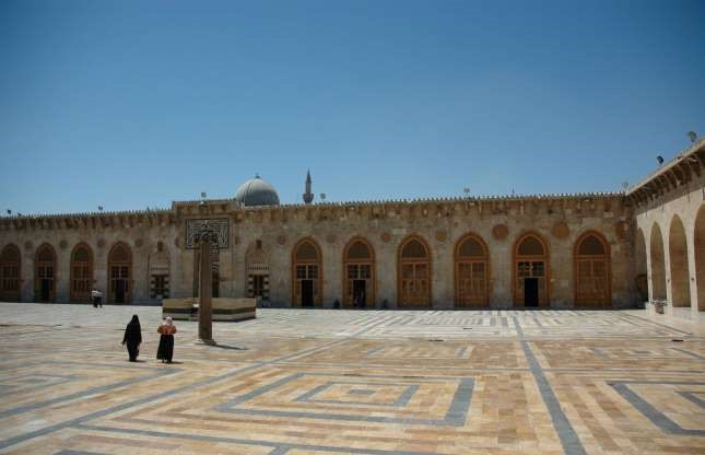  Aleppo, Syria: Syria có tổng cộng 6 Di sản thế giới được UNESCO công nhận. Tất cả đều đã bị phá hủy hoặc hư hại nghiệm trọng trong cuộc nội chiến đang diễn ra. Vào năm 2013, những di sản này đều được đưa vào danh sách nguy cấp khi căng thẳng leo thang. Một trong những địa điểm này là thành cổ Aleppo, bao gồm Nhà thờ Hồi giáo Umayyad và các công trình lịch sử quan trọng khác.