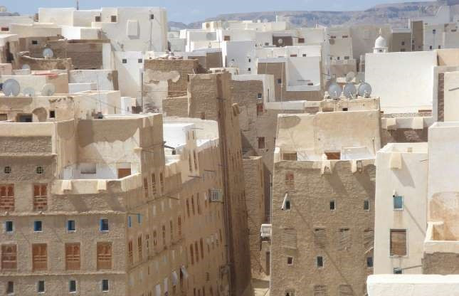  Shibam, Yemen: Thành phố Shibam có từ thế kỷ 16 với biệt danh “Manhattan của sa mạc”, bao quanh bởi một bức tường thành cổ. UNESCO ca ngợi nơi đây là một trong những thành phố lâu đời và quy hoạch đô thị tốt nhất. Tuy nhiên, thành phố đang bị đe dọa do cuộc xung đột vũ trang trong nước.