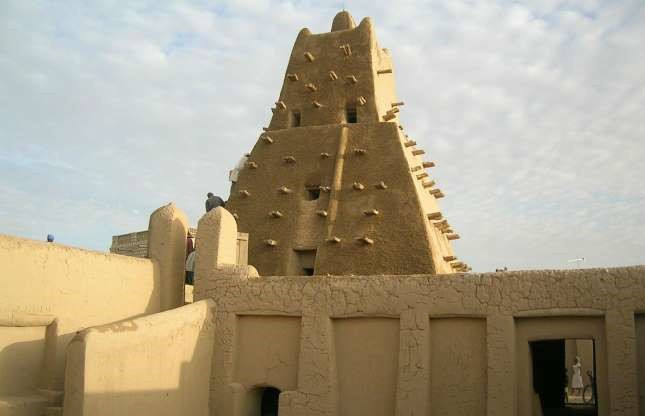  Timbuktu, Mali: Timbuktu là một trong những thành phố cổ xưa có ý nghĩa nhất của châu Phi. Nơi đây từng là trung tâm thúc đẩy Hồi giáo ở châu Phi vào thế kỷ 15-16. Mặc dù liên tục được trùng tu, những di tích này vẫn bị đe dọa bởi xung đột vũ trang và nạn buôn bán trái phép.