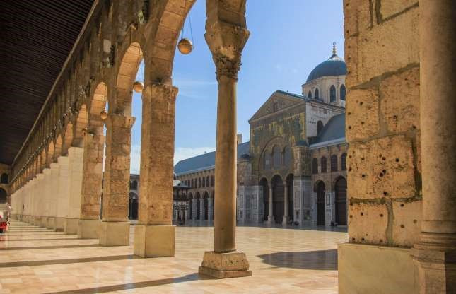  Damascus, Syria: Thủ đô của Syria, Damascus, là thành phố có cư dân sinh sống lâu đời nhất trên thế giới. Nơi đây có 125 di tích từ nhiều nền văn minh khác nhau là Hy Lạp, La Mã, Byzantine và Hồi giáo. Damascus bị ảnh hưởng nặng nề trong cuộc chiến tranh khiến nhiều di tích quan trọng bị hư hại.