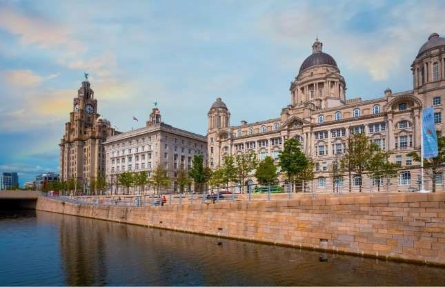  Maritime Mercantile, Liverpool, Anh: Liverpool là một trong những trung tâm thương mại lớn của thế giới ở thế kỷ 18-19. Năm 2004, bến cảng nổi tiếng của thành phố, Maritime Mercantile, được UNESCO công nhận là Di sản thế giới. Kế hoạch phát triển thành phố đã khiến bến cảng này, bao gồm sáu khu vực xung quanh trung tâm cũ, được đưa vào danh sách nguy cấp từ năm 2012.