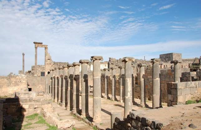  Bosra, Syria:Bosra từng là một thành phố thịnh vượng thời La Mã cổ đại. Đây cũng là điểm dừng chân của những người hành hương trên tuyến đường đến Mecca. Địa điểm này bao gồm một nhà hát La Mã tráng lệ từ thế kỷ thứ 2, những tàn tích Cơ đốc giáo thời kỳ đầu và một số nhà thờ Hồi giáo. Hậu quả của cuộc nội chiến dai dẳng đã gây ra những thiệt hại không thể bù đắp cho di tích lịch sử quý giá này.