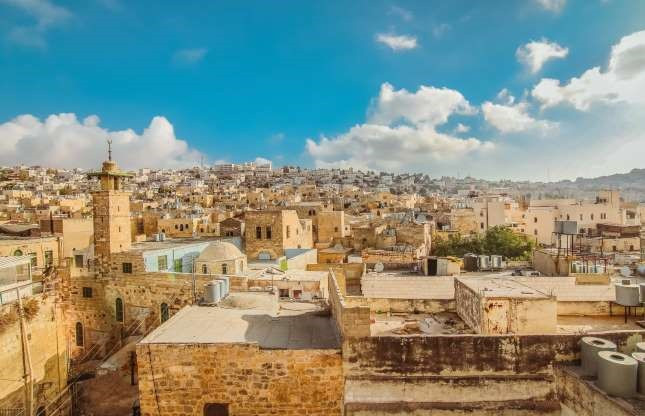  Hebron (Al-Khalil), Palestine: Thành phố cổ Hebron ở dải Gaza là địa điểm hành hương của ba tôn giáo khác nhau: Do Thái giáo, Cơ Đốc giáo và Hồi giáo. Vào năm 2017, Hebron được UNESCO công nhận là Di sản thế giới của Palestine, làm dấy lên làn sóng phẫn nộ từ Israel. Hiện nay, trung tâm lịch sử này đã được đưa vào danh sách nguy cấp cần bảo vệ.