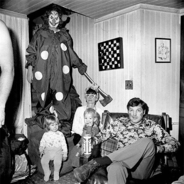 Bức ảnh này được chụp vào năm 1962 cho thấy một gã hề chụp ảnh với gia đình 4 người. Điều khiến người ta chú ý nữa là cánh tay người nào đó xuất hiện ở bên trái bức ảnh và chiếc rìu trên tay gã hề. Tuy nhiên, đến nay vẫn không có lời giải thích thỏa đáng nào cho bức ảnh có phần ghê rợn này.