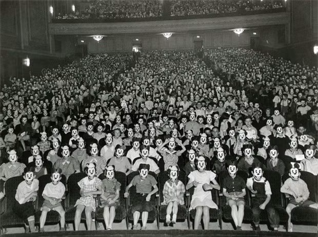 Khán giả đồng loạt đeo mặt nạ chuột Mickey khiến người ta sởn tóc gáy khi nhìn vào bức ảnh.