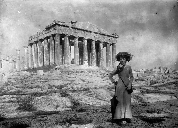 Một khách du lịch ở phía trước đền Parthenon ở Athens, Hy Lạp vào năm 1905.