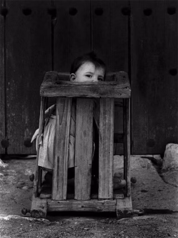 Một đứa trẻ bị giam giữ trong nhà thương điên ở Tây Ban Nha, 1922. Vì không có phòng riêng đúng kích cỡ nên đứa bé bị nhốt vào một cái cũi chật chội.