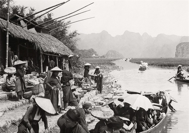 Hình ảnh Bến Đục (khuyết niên đại, khuyết danh). Chùa Hương được xây dựng vào cuối thế kỷ 17, nằm trên ngọn núi đá vôi cách Hà Nội 70 km về phía Nam, thuộc xã Hương Sơn. Đây là một trong những điểm hành hương nổi tiếng nhất mà phật tử tìm đến, thể hiện lòng sùng kính Phật.