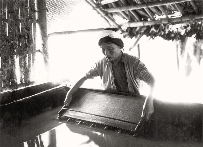 Sản xuất giấy dó là hoạt động chính của làng Yên Thái (hoặc làng Bưởi) ven bờ Hồ Tây và các vùng lân cận Hà Nội; trong ảnh là cảnh rửa giấy (khuyết niên đại, khuyết danh).