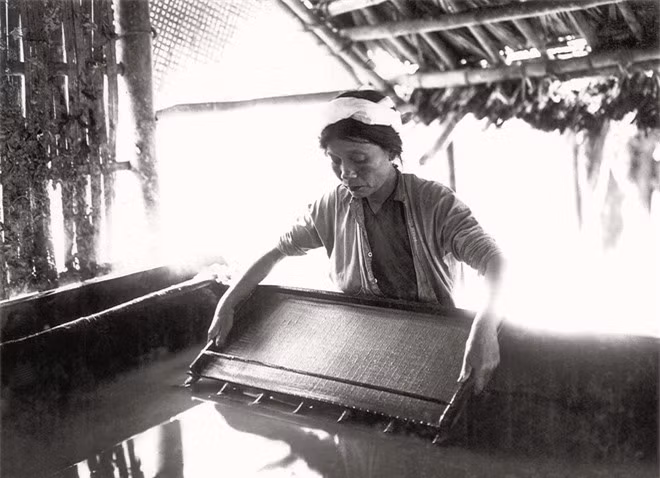 Sản xuất giấy dó là hoạt động chính của làng Yên Thái (hoặc làng Bưởi) ven bờ Hồ Tây và các vùng lân cận Hà Nội; trong ảnh là cảnh rửa giấy (khuyết niên đại, khuyết danh).