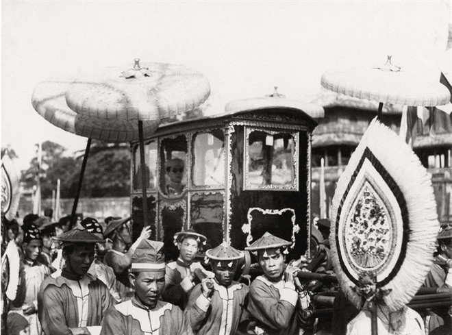 Hoàng đế Bảo Đại ngồi kiệu có người khiêng. Đây vốn là quà tặng của vua Louis XVI dành cho Nguyễn Ánh, nay trở thành kiệu hoàng gia trong lễ tế Nam Giao. (Tháng 4/1939, khuyết danh).