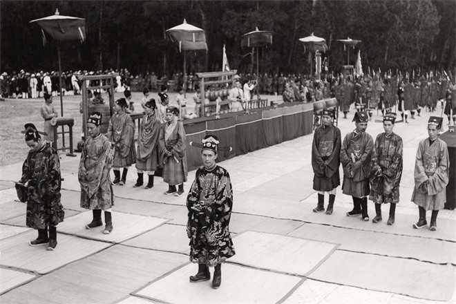 Quan chủ lễ trong lễ tế ở đàn Nam Giao, Huế, (tháng 4/1939, khuyết danh). Trong lễ tế ở đàn Nam Giao, còn gọi là lễ tế Trời Đất, hoàng đế cũng là thiên tử, ban đầu mỗi năm tiến hành tế một lần theo chỉ dụ (về sau ba năm mới tổ chức một lần). Nhà vua là chủ tế duy nhất trong nghi lễ diễn ra ở đàn Nam Giao, nằm ở phía Nam kinh thành, được vua Gia Long cho xây dựng năm 1806.