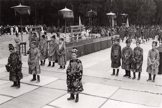 Quan chủ lễ trong lễ tế ở đàn Nam Giao, Huế, (tháng 4/1939, khuyết danh). Trong lễ tế ở đàn Nam Giao, còn gọi là lễ tế Trời Đất, hoàng đế cũng là thiên tử, ban đầu mỗi năm tiến hành tế một lần theo chỉ dụ (về sau ba năm mới tổ chức một lần). Nhà vua là chủ tế duy nhất trong nghi lễ diễn ra ở đàn Nam Giao, nằm ở phía Nam kinh thành, được vua Gia Long cho xây dựng năm 1806.