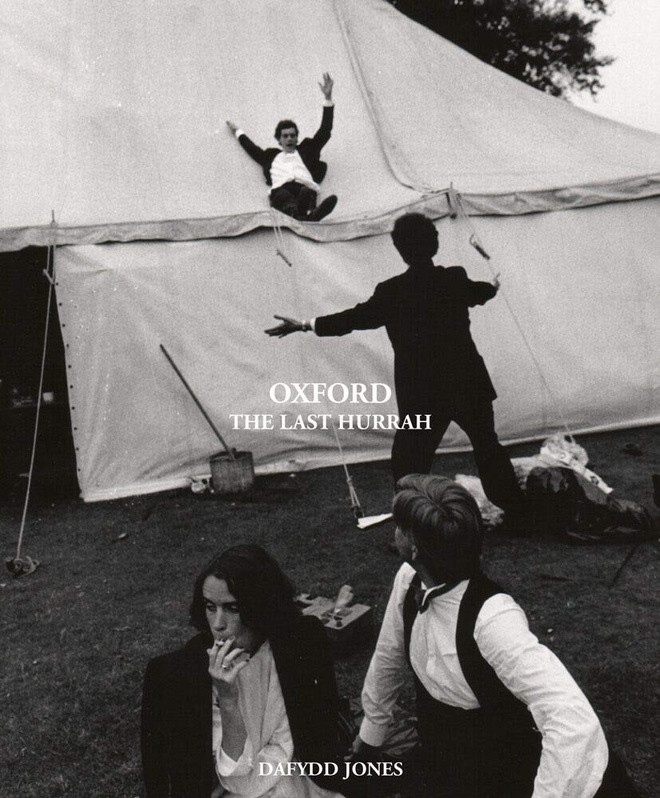 Trong cuốn Oxford: The Last Hurrah (tạm dịchOxford:Thời kỳ huy hoàng cuối), xuất bản ngày 1/7, chúng ta thấy những gương mặt quen thuộc của xã hội thượng lưu Anh vào thời điểm họ sắp trưởng thành. Ảnh: Dafydd Jones.
