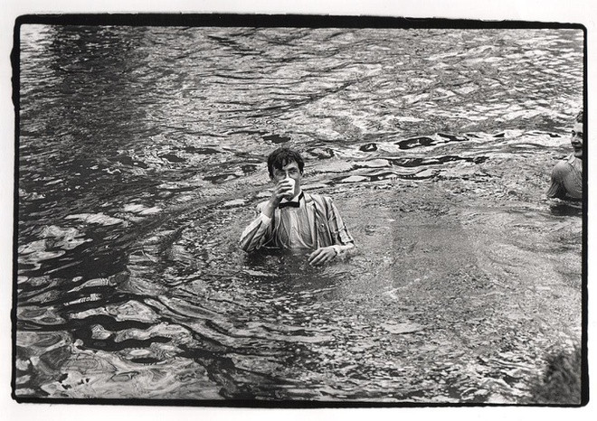 Ông bắt đầu chụp ảnh các sự kiện và bữa tiệc của nhiều câu lạc bộ. Ông chia sẻ rằng đã nhận được nhiều lời mời chụp ảnh và sau đó nhiều nhân vật trong ảnh cảm thấy thích thú, đánh giá cao những bức ảnh. Ảnh: Dafydd Jones.