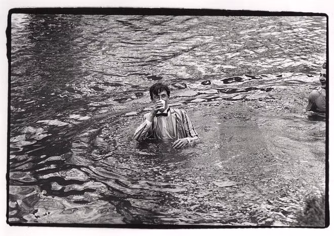 Ông bắt đầu chụp ảnh các sự kiện và bữa tiệc của nhiều câu lạc bộ. Ông chia sẻ rằng đã nhận được nhiều lời mời chụp ảnh và sau đó nhiều nhân vật trong ảnh cảm thấy thích thú, đánh giá cao những bức ảnh. Ảnh: Dafydd Jones.