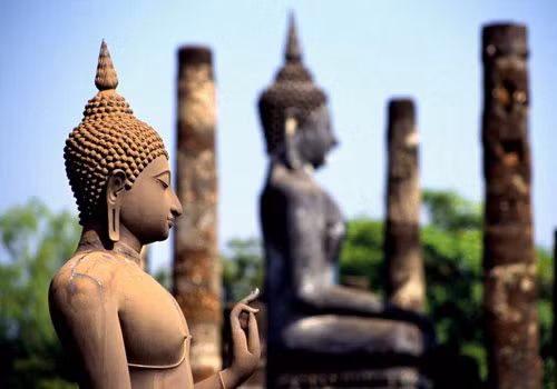 Được thành lập như một trung tâm thương mại ban đầu, Vương quốc Sukhothai tách khỏi đế chế Khmer và đã được công nhận là nguồn gốc của quốc gia Thái Lan. Được biết đến với nghệ thuật và văn hóa, nhiều truyền thống văn hóa hiện đại của Thái Lan có thể bắt nguồn từ Sukhothai.