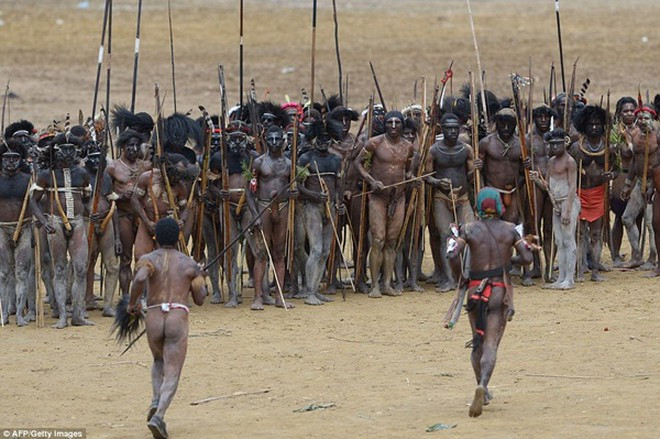 Dàn người đánh trận giả.