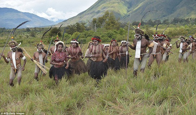 Tháng 8 hàng năm, Dani tổ chức đánh trận giả cùng các bộ tộc láng giềng để gìn giữ truyền thống.