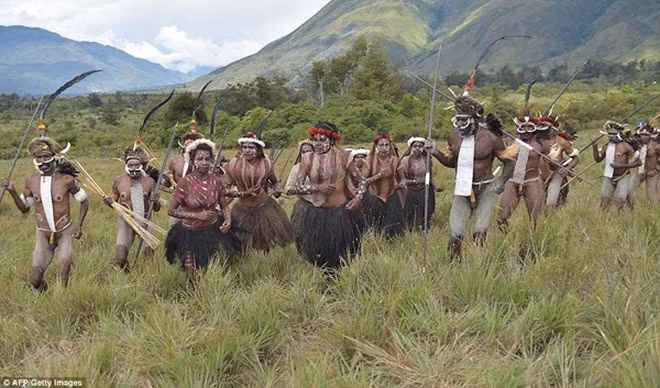 Tháng 8 hàng năm, Dani tổ chức đánh trận giả cùng các bộ tộc láng giềng để gìn giữ truyền thống.