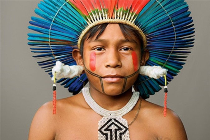 Các thành viên trong bộ tộc này nói tiếng Kayapo cổ và thường tô điểm, vẽ trên chính cơ thể của mình, sử dụng những màu sắc tươi sáng, với hình tròn đại điện cho mặt trời và mặt trăng.