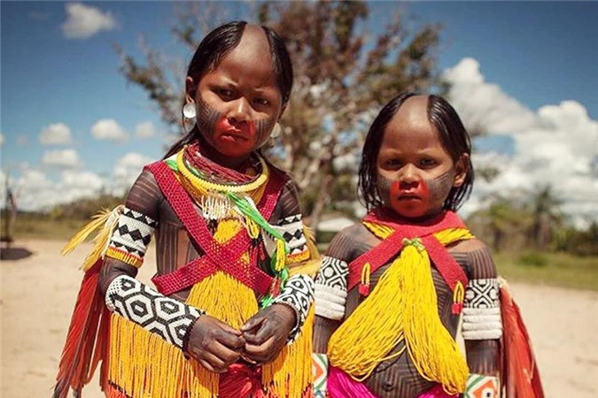 Những em bé của bộ tộc Kayapo.