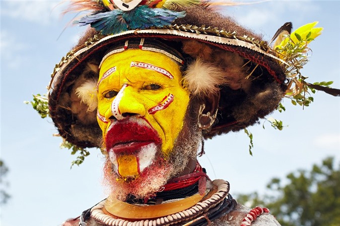 Bộ tộc Huli được biết đến là những chiến binh gan dạ, thiện chiến, nhưng nổi tiếng hơn cả là khả năng tạo mẫu tóc "siêu đẳng", làm nên những mẫu tóc giả cầu kỳ, biểu tượng cho sự trưởng thành của các chiến binh.