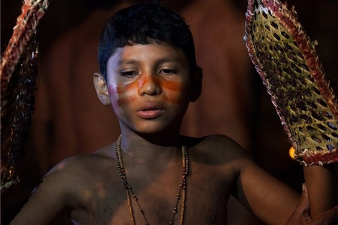 Để chuẩn bị cho nghi lễ trưởng thành, các bô lão và tộc trưởng sẽ đi bắt những con kiến đạn trong rừng sâu rồi cho vào một dung dịch khiến chúng bất tỉnh. Sau đó, người ta sẽ làm những chiếc găng tay, đổ hàng chục con kiến đạn vào đó để các chàng trai tham gia lễ trưởng thành.