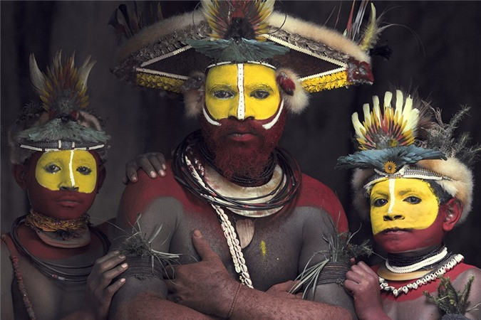 Người Huli là cộng đồng bản địa lớn nhất ở Papua New Guinea với dân số khoảng 90.000 người, chủ yếu sống ở vùng cao nguyên. Bộ tộc đã sống ở vùng này khoảng 1.000 năm.