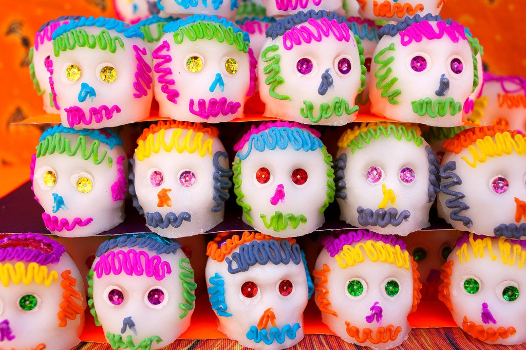 Một số món ăn đặc trưng của lễ hội người chết có thể kể đến như kẹo đường chocolate đầu lâu, bánh mì tạo kiểu khúc xương xếp xung quanh, các loại đồ uống lên men ngọt được làm từ nhựa cây agave... Ảnh: AGCuesta, Geographic.