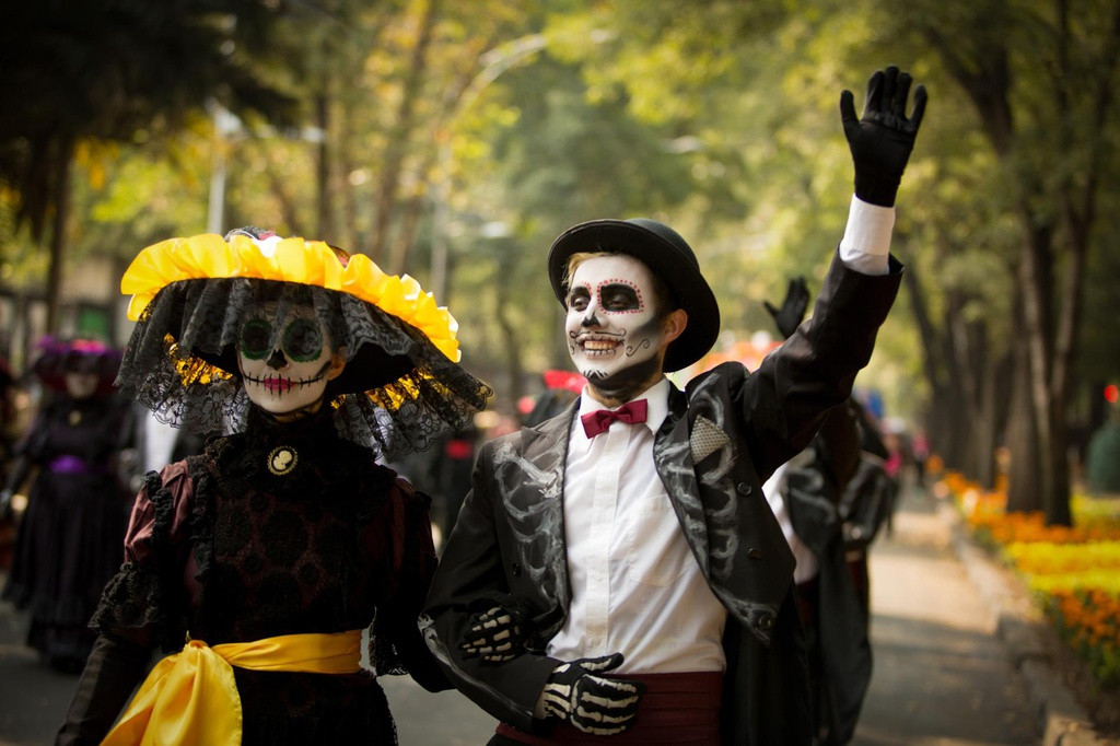 Người dân thường quây quần, ăn mừng với gia đình, tổ chức các bữa tiệc đường phố, diễu hành, khiêu vũ theo nhạc. Ở nhiều thị trấn có những đoàn diễu hành “nhảy múa với người chết”. Tại đây, người tham gia sẽ hoá trang với mặt nạ, trang phục bộ xương, con rối đầy màu sắc. Ảnh: National Geographic.