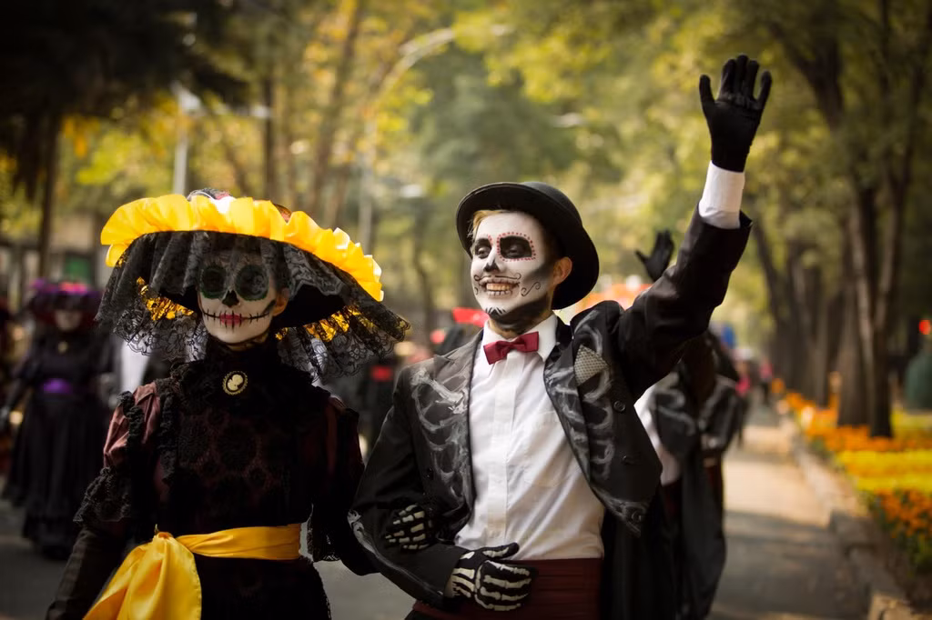Người dân thường quây quần, ăn mừng với gia đình, tổ chức các bữa tiệc đường phố, diễu hành, khiêu vũ theo nhạc. Ở nhiều thị trấn có những đoàn diễu hành “nhảy múa với người chết”. Tại đây, người tham gia sẽ hoá trang với mặt nạ, trang phục bộ xương, con rối đầy màu sắc. Ảnh: National Geographic.