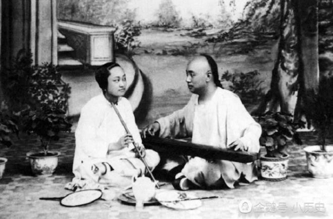 Cũng có những vị khách đến lầu xanh để được đàm đạo nghệ thuật nhạc cụ với các kỹ nữ.