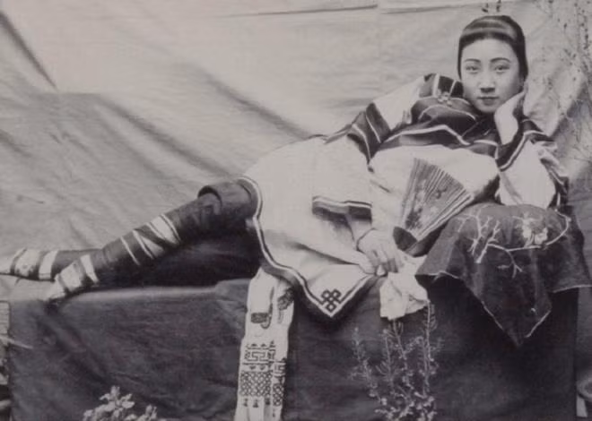  Các kỹ nữ lầu xanh vào thời kỳ đó thường tập trung ở những khu vực sầm uất và phồn thịnh, bởi như thế sẽ có tìm được những khách làng chơi giàu có. Trong ảnh, một kỹ nữ lầu xanh với vẻ ngoài quyến rũ và đôi chân nhỏ gọn vì theo tục bó chân từ nhỏ.