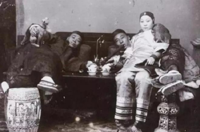 Một kỹ nữ lầu xanh đang phục vụ 2 khách hàng với vẻ mặt buồn bã.