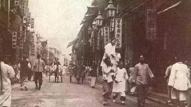 Cảnh tượng lần đầu tiên đón khách của một kỹ nữ trẻ tuổi ở Thượng Hải. Kỹ nữ này ngồi trên vai của một người đàn ông (gọi là "quy nô") để đi đến vị trí của khách làng chơi. Hành động này được cho là vì mục đích may mắn.