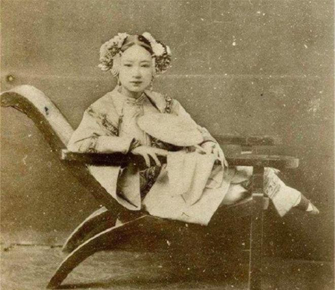 Một kỹ nữ nhỏ nhắn với đầy đủ phụ kiện lộng lẫy trên mái tóc. Đôi chân của người này cũng rất nhỏ gọn vì tục bó chân.