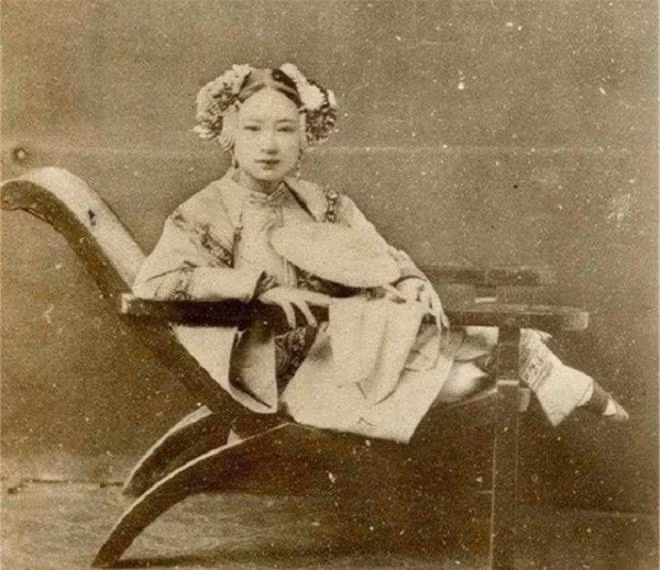 Một kỹ nữ nhỏ nhắn với đầy đủ phụ kiện lộng lẫy trên mái tóc. Đôi chân của người này cũng rất nhỏ gọn vì tục bó chân.