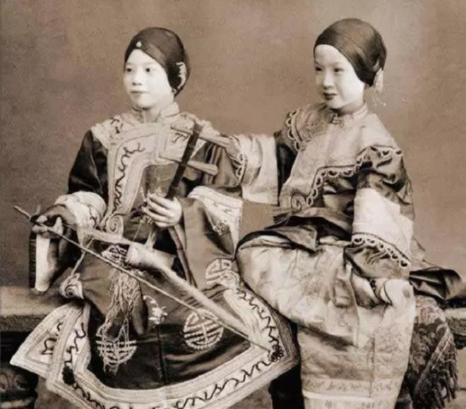 Hai kỹ nữ ở Hồng Kông năm 1901. Mặc dù ca hát là công việc chính nhưng nếu được trả một mức phí hợp lý, họ cũng có thể bán thân.