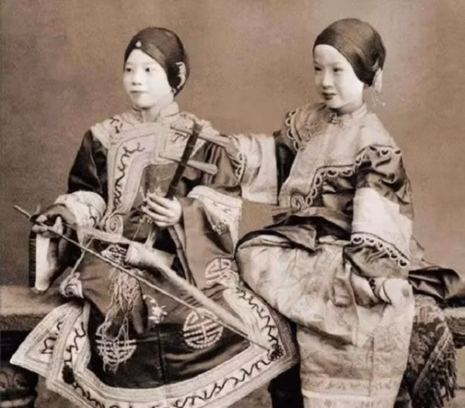 Hai kỹ nữ ở Hồng Kông năm 1901. Mặc dù ca hát là công việc chính nhưng nếu được trả một mức phí hợp lý, họ cũng có thể bán thân.