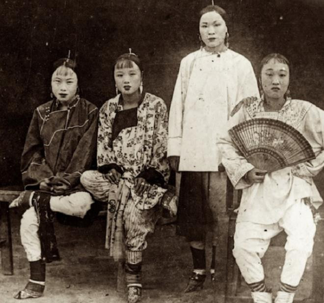 Những cô gái làng chơi cuối thời nhà Thanh dù trang điểm lộng lẫy trên gương mặt vẫn mang một vẻ buồn man mác.