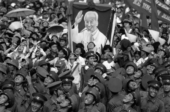 Khoảnh khắc vui vẻ của các chiến sĩ khi bóng bay được thả trên bầu trời.