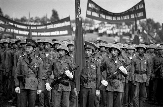 Hình ảnh lễ mít tinh kỷ niệm kỷ niệm 10 năm ngày thống nhất đất nước ở TP HCM.