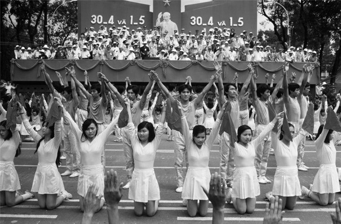 Đồng diễn nghệ thuật mừng 10 năm ngày thống nhất đất nước.