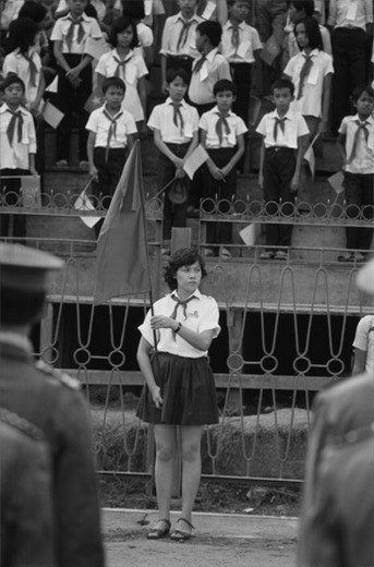 Một nữ sinh đến từ trường tiểu học ở tỉnh Sông Bé (nay là hai tỉnh Bình Dương, Bình Phước) tham gia buổi lễ kỷ niệm kỷ niệm 10 năm thống nhất đất nước ở TP HCM.