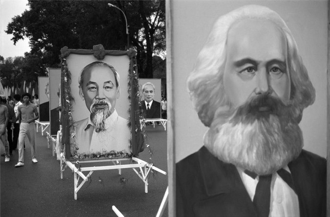 Chân dung Chủ tịch Hồ Chí Minh và nhà cách mạng tiền bối Karl Marx trước buổi lễ diễu hành trên đường phố nhân kỷ niệm 10 năm ngày thống nhất đất nước ở TP HCM năm 1985.
