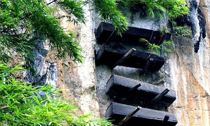  Treo quan tài lên cao: Ở những vách đá dốc dựng đứng dọc theo sông Dương Tử, Trung Quốc, bạn sẽ dễ dàng bắt gặp những chiếc quan tài được treo ngược trên cao. Quan tài thường được treo cao 10 đến 50 mét và một số thậm chí được treo cao tới cả trăm mét so với mặt đất. Tập tục treo quan tài có từ gần 2000 năm trước.