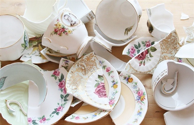  Đập bát đĩa trước đám cưới: Ở Đức, người dân có một truyền thống gọi là Polterabend. Khách của cặp đôi mang đồ gốm đã được đập vỡ đến nhà của cặp đôi. Sau đó, cô dâu và chú rể phải dọn dẹp lại đống đồ vỡ đó. Đây được cho là hành động giúp các cặp vợ chồng gắn bó với nhau hơn.