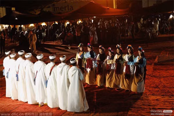  Chọn cô dâu tại chợ: Tại Ma-rốc, nam giới có thể chọn bạn đời ở "chợ cô dâu" vào tháng 9 hằng năm. Các cô gái và phụ nữ góa chồng thường mặc váy khác nhau để đàn ông lựa chọn. Hai bên sẽ nói chuyện với nhau. Nếu người nữ thấy hài lòng, họ sẽ cho phép phía còn lại bắt tay, sau đó cùng nhau điền vào mẫu đơn xin kết hôn. Sau khi người đại diện của chính phủ Ma-rốc ký vào đơn, cuộc hôn nhân của họ được coi là hợp pháp.