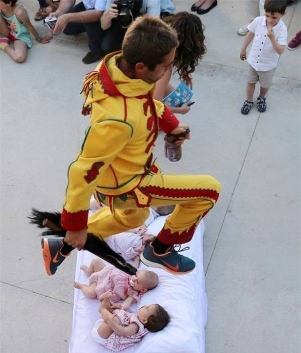  Cho "quỷ" nhảy qua người em bé: Đây là tục lệ kỳ lạ và khá nguy hiểm của người dân Tây Ban Nha, được gọi là El Colacho - cho quỷ nhảy qua người em bé. Tục lệ này bắt nguồn từ năm 1620 với mong muốn cho những em bé có một cuộc sống tốt đẹp, tránh tà ma, cái ác. Những đứa trẻ sơ sinh được đặt trên những chiếc nệm trên đường phố và một số người sẽ hóa trang thành quỷ để nhảy qua các em bé.